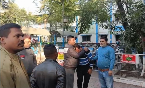 अस्पताल पहुंचे परिजन रोते-बिलखते हुए