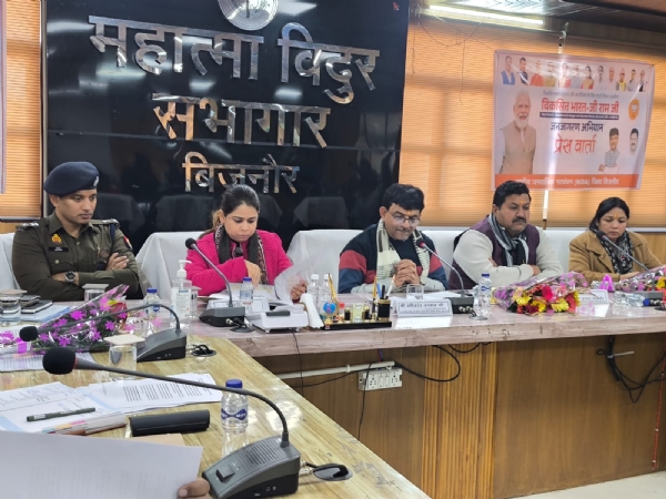 प्रेस को संबोधित करते हुए प्रभारी मंत्री, साथ में डीएम व एसपी प्रेस को संबोधित करते हुए प्रभारी मंत्री, साथ में डीएम व एसपी