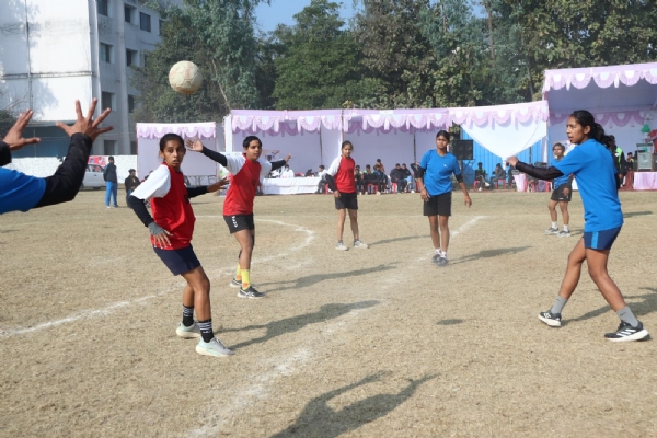 संघर्ष करते हुए महिला टीमें संघर्ष करते हुए महिला टीमें