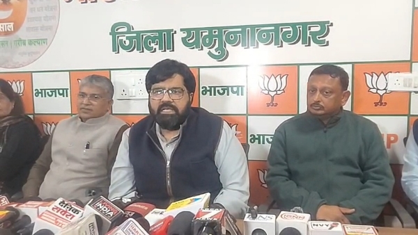 पत्रकारों से बात करते हुए  राज्यसभा सांसद कार्तिकेय शर्मा