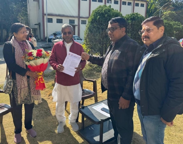 बालूलाल को ज्ञापन सौंपते मंच के दीपेश सहित अन्य