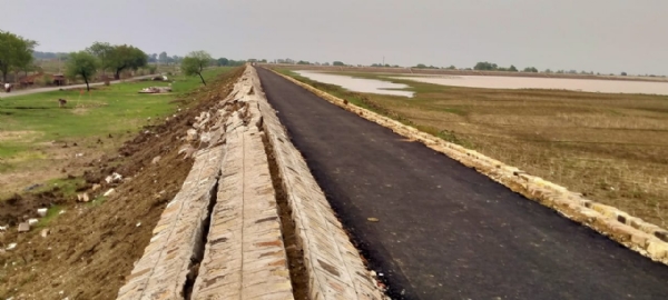 अदवा बांध पर बनाई गई पत्थर की फटी दिवाल।