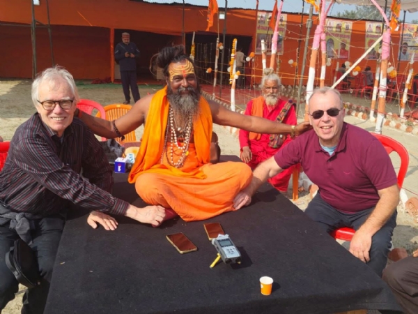 सत्यगिरी महाराज से आशीर्वाद ले रहे विदेशी मित्र