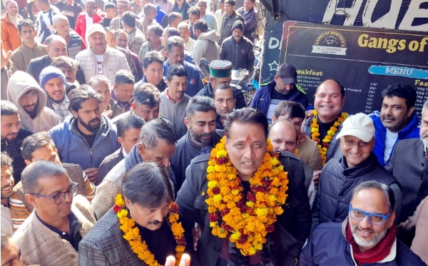 ब्लॉक कांग्रेस कमेटी कार्यालय पंहुचे अनुराग शर्मा का स्वागत करते हुए।