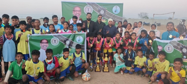 खिलाडियों के साथ अधिकारी पदाधिकारी और ग्रामीण खिलाडियों के साथ अधिकारी पदाधिकारी और ग्रामीण