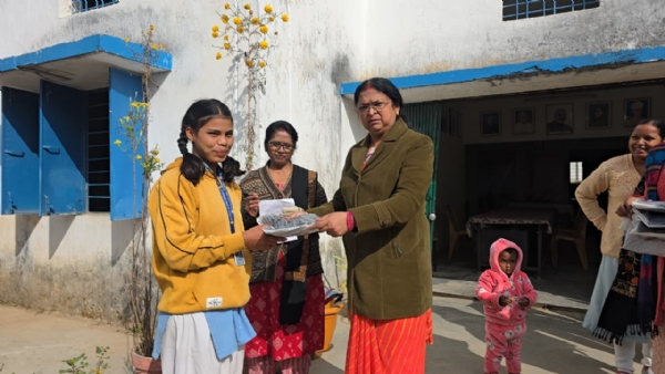 स्कूली छात्राओं को बांटे गए स्वेटर