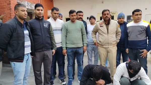 पुलिस द्वारा गिरफ्तार किए गए आरोपी और सरपंच की पत्नी का फ़ाइल फोटो