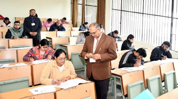 परीक्षा केंद्र का निरीक्षण करते कुलपति प्रो. बीआर कम्बोज। परीक्षा केंद्र का निरीक्षण करते कुलपति प्रो. बीआर कम्बोज।