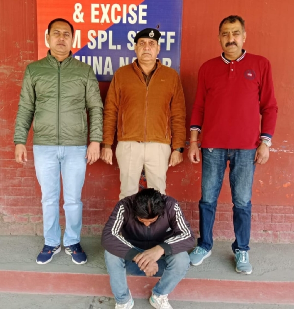 लकड़ी ट्राली चोरी के आरोपी के साथ पुलिस टीम