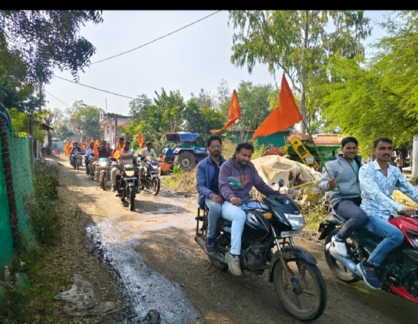 वाहन रैली निकाल कर प्रचार करते हुए वाहन रैली निकाल कर प्रचार करते हुए