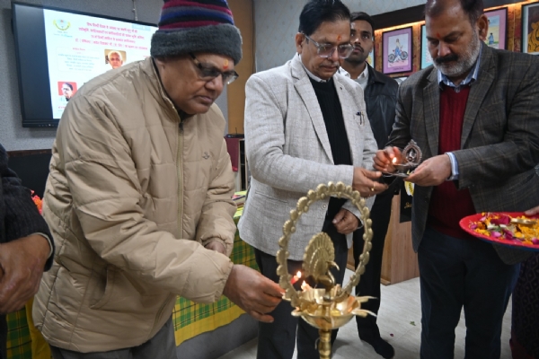 हिंदी दिवस पर कार्यक्रम का शुभारम्भ करते मुख्य अतिथि