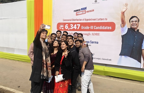 गुवाहाटीः प्रसन्नता व्यक्त करते नियुक्ति पाने वाले युवा गुवाहाटीः प्रसन्नता व्यक्त करते नियुक्ति पाने वाले युवा
