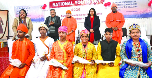 कार्यक्रम के दौरान पुरस्कृत बच्चे