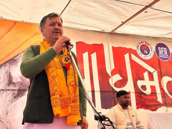 सम्बोधित करते आशीष चौहान