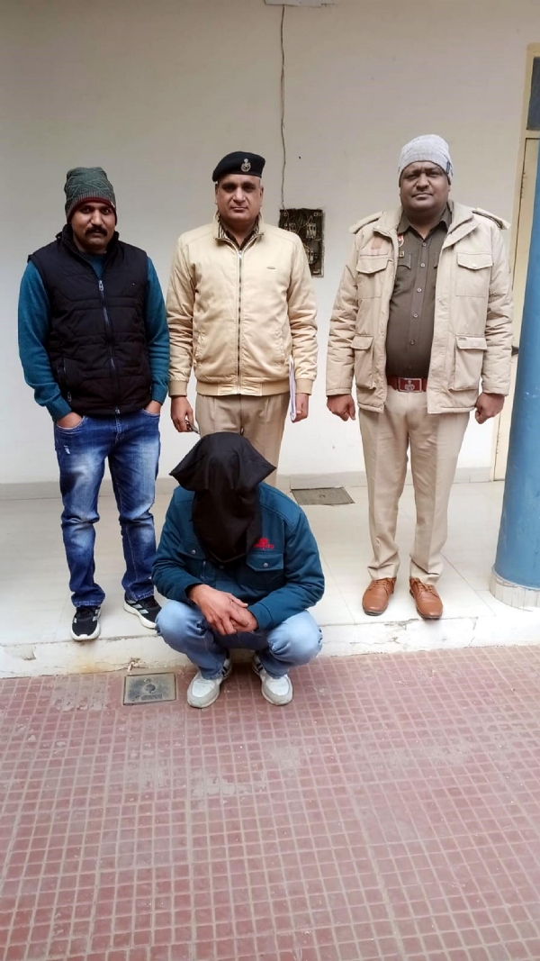 फतेहाबाद। बैंक में चोरी मामले में गिरफ्तार सुरक्षा गार्ड। फतेहाबाद। बैंक में चोरी मामले में गिरफ्तार सुरक्षा गार्ड।