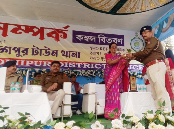 खड़गपुर में पुलिस का ‘संपर्क’ कार्यक्रम कम्बल वितरण