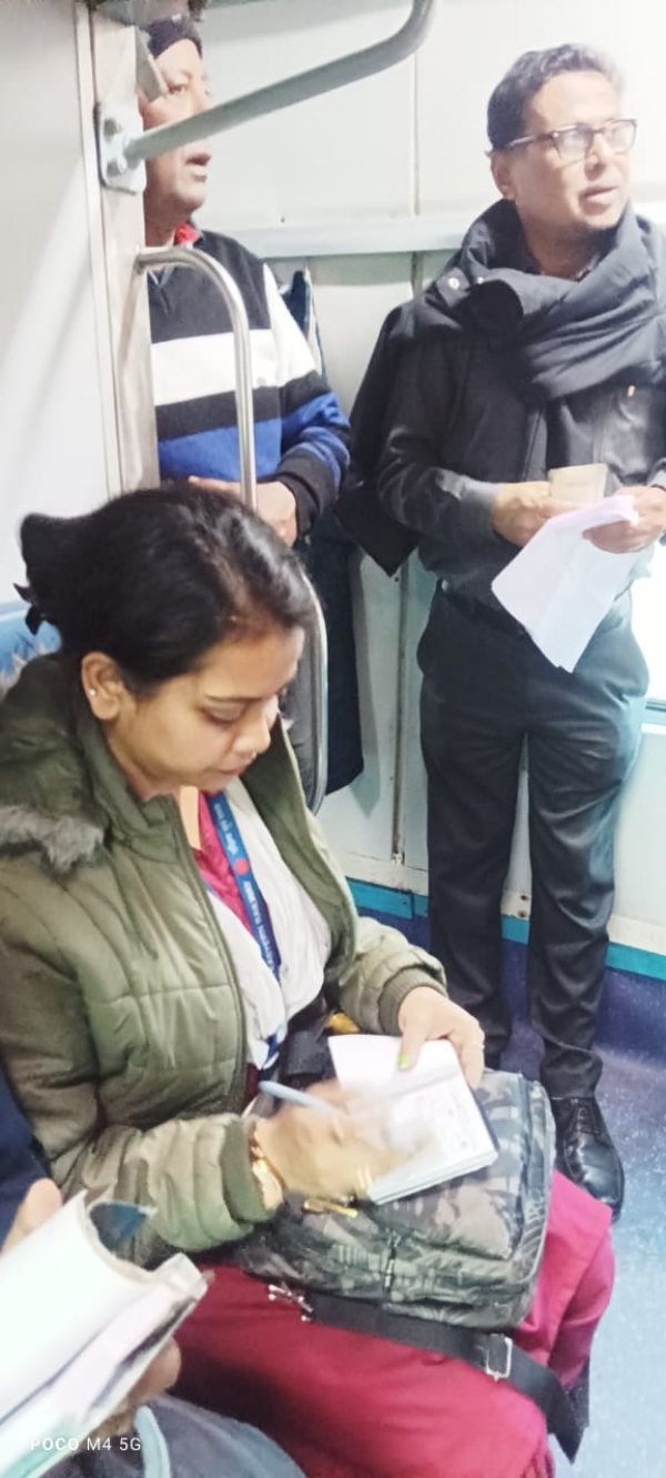 टिकट जांच करते रेलकर्मी