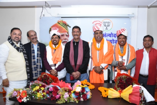 भाजपा के रांची जिला के तीनों निर्वाचित अध्यक्षों को अभिनंदन करते