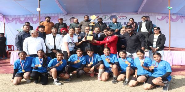 विजयी प्रतिभागियों को पुरस्कृत करते हुए