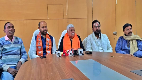 पत्रकारों से बात करते सांसद विष्णु दयाल राम एवं अन्य