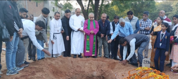 एक साथ खड़े लोग