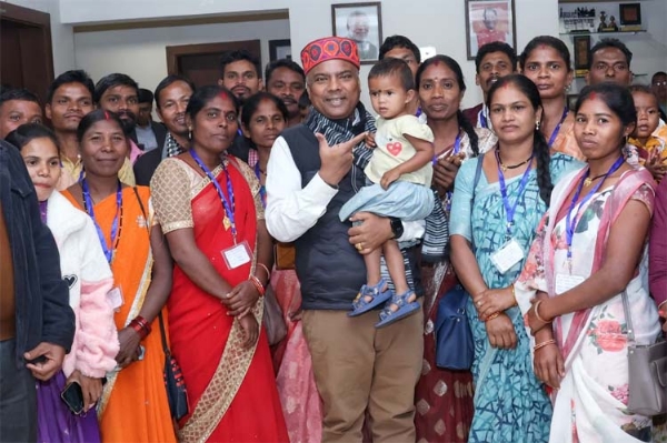 वनमंत्री केदार कश्यप से पंच-सरपंचाें ने मुलाकात की