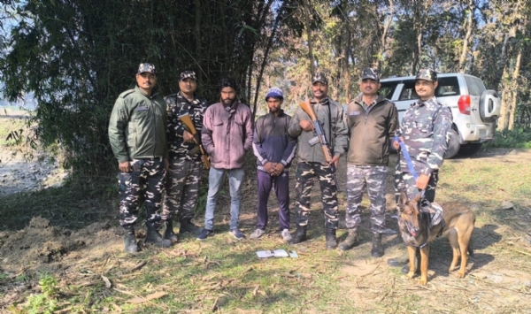 पकड़े गए दोनों तस्करों के साथ एसएसबी जवान