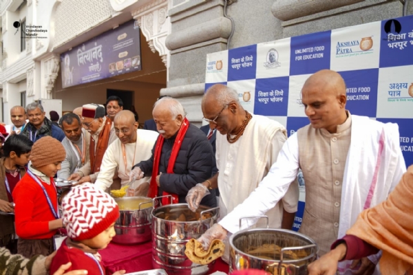बच्चाें काे भाेजन पराेसते हुए संघ प्रमुख माेहन भागवत