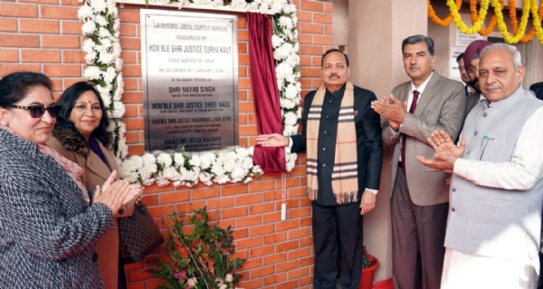 नारनौंद में कार्ट का शुभारंभ करते हुए चीफ जस्टिस सूर्यकांत व अन्य।