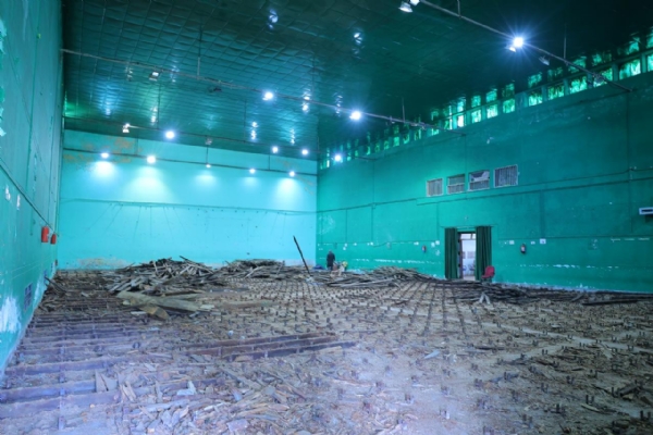 पौड़ी के इंदौर स्टेडियम मैं बैडमिंटन कोर्ट का इस तरह चल रहा सुधारीकरण का काम पौड़ी के इंदौर स्टेडियम मैं बैडमिंटन कोर्ट का इस तरह चल रहा सुधारीकरण का काम