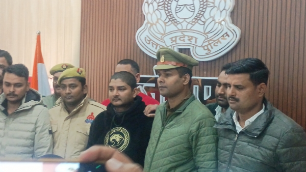 गिरफ्तार आरोपित प्रियम श्रीवास्तव पुलिस अभिरक्षा में गिरफ्तार आरोपित प्रियम श्रीवास्तव पुलिस अभिरक्षा में