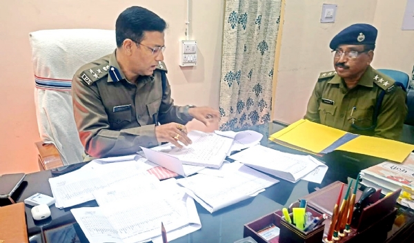 कार्यालय निरीक्षण के क्रम में समीक्षा बैठक करते डीआईजी किशोर कौशल
