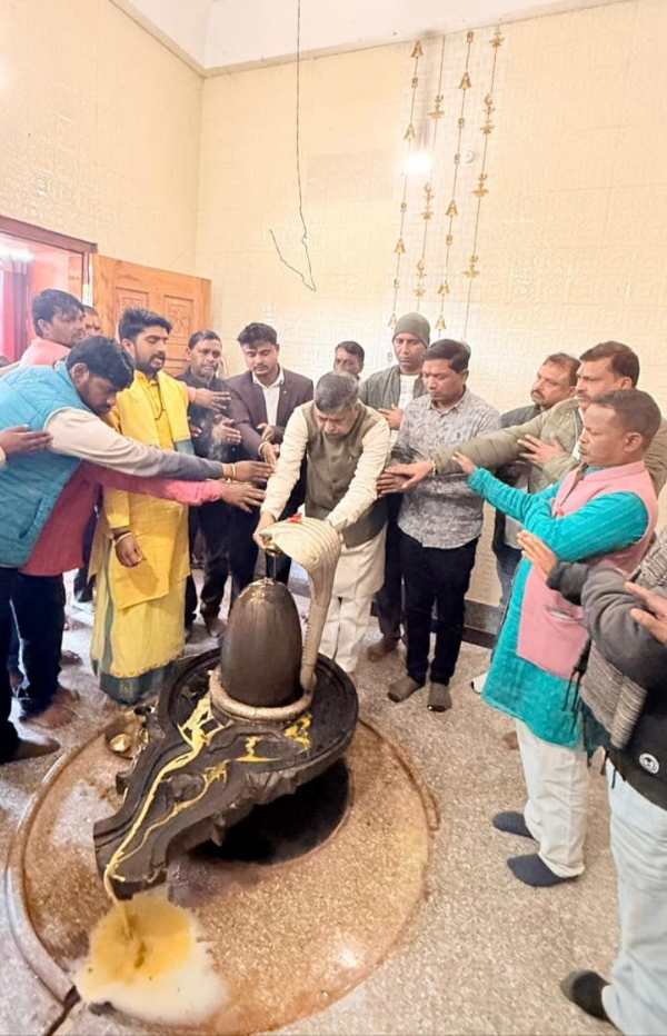 पूजा अर्चना करते भाजपा नेता