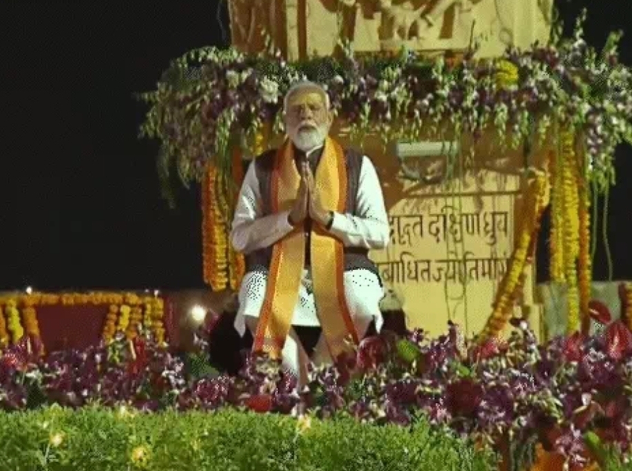 सोमनाथ मंदिर पहुंचे पीएम मोदी