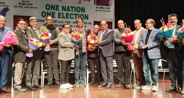 गुरुग्राम के सेक्टर-44 स्थित अपैरल हाउस में एक राष्ट्र एक चुनाव विषय पर आयोजित संगोष्ठी में मुख्य वक्ता ओमप्रकाश धनखड़ व अन्य अतिथियों का स्वागत करते आयोजक।