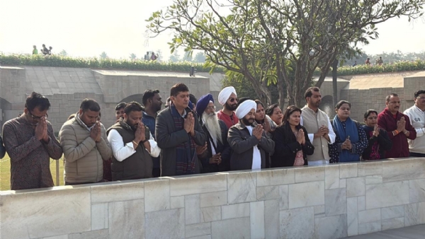 राजघाट स्थित महात्मा गांधी की समाधि पर  प्रार्थना करते आआपा नेता