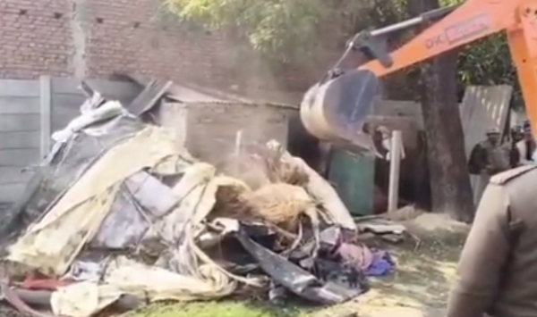 अवैध निर्माण पर बुलडोजर कार्रवाई