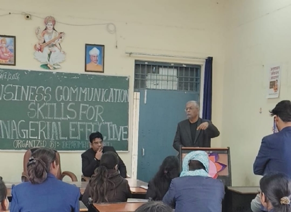 पूर्वांचल विश्वविद्यालय में आयोजित कार्यक्रम में मुख्य वक्ता बोलते हुए