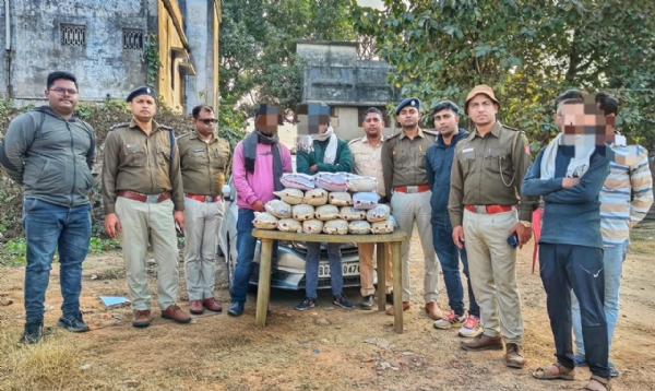 आरोपितों के साथ पुलिस