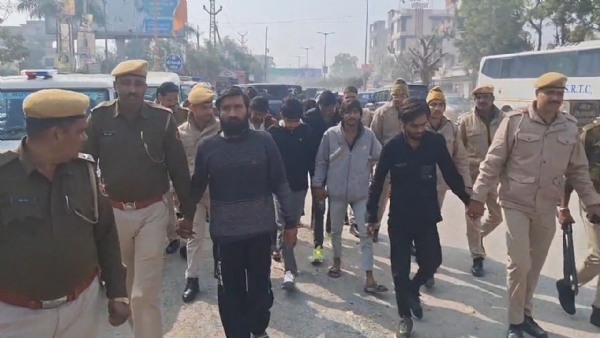 चित्तौड़गढ़ में पुलिस ने हफ्ता वसूली गैंग के सदस्यों का जुलूस निकाला।