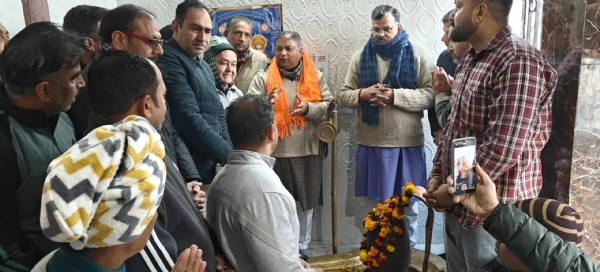 सत शर्मा ने शिव मंदिर में दर्शन किए