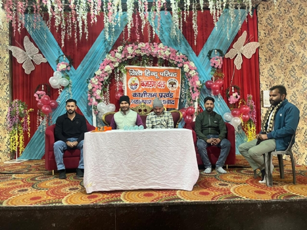 बजरंग दल द्वारा आयोजित शौर्य दिवस के कार्यक्रम में बोलते महानगर विद्यार्थी प्रमुख शुभम देशभक्त।