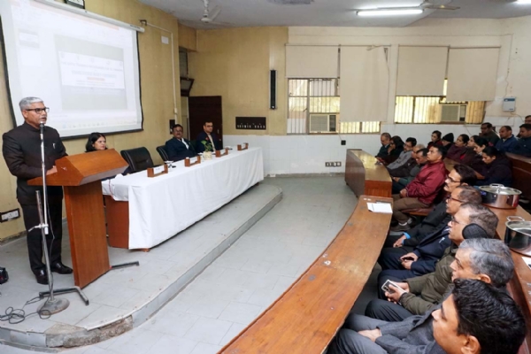 प्रशिक्षणार्थियों को संबोधिता करते कुलपति डॉ. विनोद कुमार वर्मा।