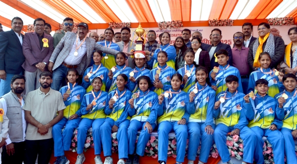 चित्तौड़गढ़ में आयोजित राष्ट्रीय प्रतियोगिता में विजेता टीम को सम्मानित करते अतिथि।