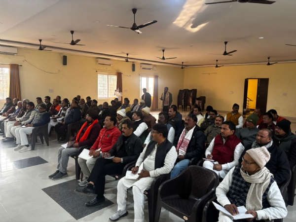 बैठक में उपस्थित कार्यकर्ता