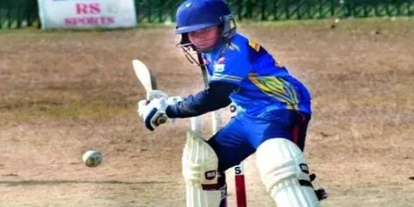 मैच के दौरान शाट लगाते मुरादाबाद के युवा क्रिकेटर यथार्थ व्यस्त।