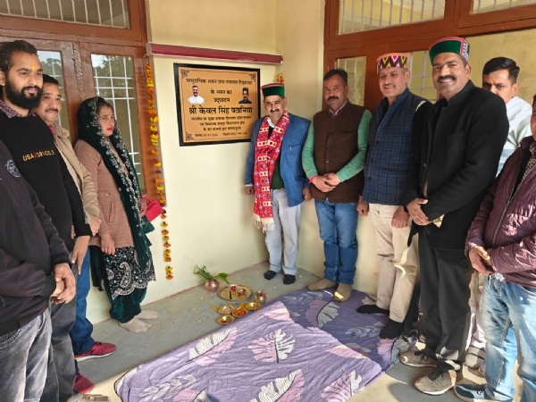 सामुदायिक भवन का लोकार्पण करते हुए केवल पठानिया।