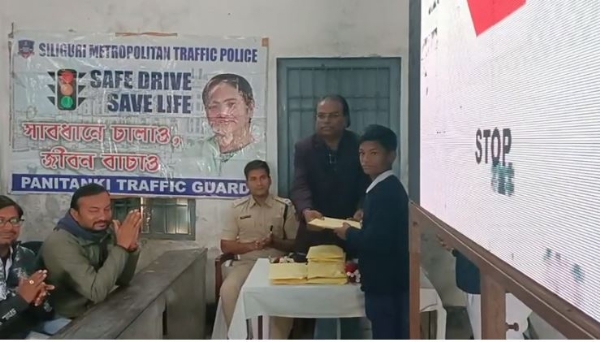 छात्रों को पुरस्कृत करते आयोजनकर्ता छात्रों को पुरस्कृत करते आयोजनकर्ता