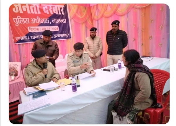 जनता दरबार में कार्यों की समीक्षा करते एसपी