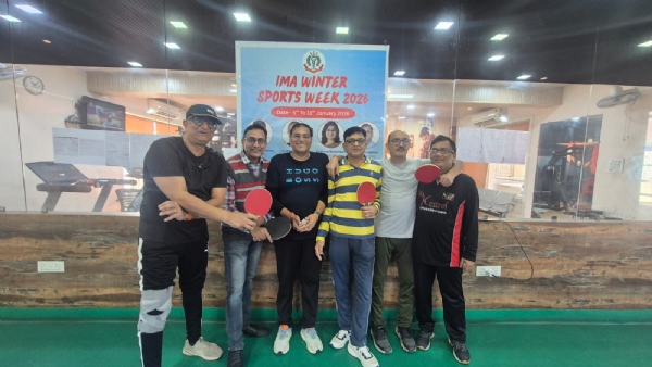 आईएमए विंटर स्पोर्ट्स वीक–2026 के अंतर्गत बरेली में आयोजित टेबल टेनिस, कैरम एवं डॉक्टर्स शतरंज प्रतियोगिताओं में विजेता-उपविजेता खिलाड़ियों को सम्मानित करते आईएमए पदाधिकारी, साथ में प्रतिभागी चिकित्सक।